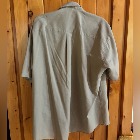 Van Heusen Men’s Short-Sleeve Solid Gray Button-Down Shirt - Picture 5 of 6
